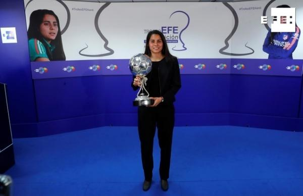 EFEdeportes's tweet photo. #DirectoEFE | @KentiRobles , primera y flamante ganadora del I Trofeo EFE como mejor jugadora latinoamericana del año, se emocionó, lloró y sonrió al recoger el premio
@Lucia_Santiago_ nos acerca a la jugadora mexicana del Atlético
👉 https://t.co/SR07Vp2grM
#TrofeoEFEKenti https://t.co/GQELb1agP0