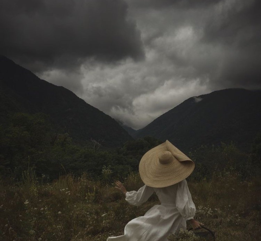 •Her nabzı atanı diri mi sandın , diyâr diyâr dolaşan ölüler vardır .."