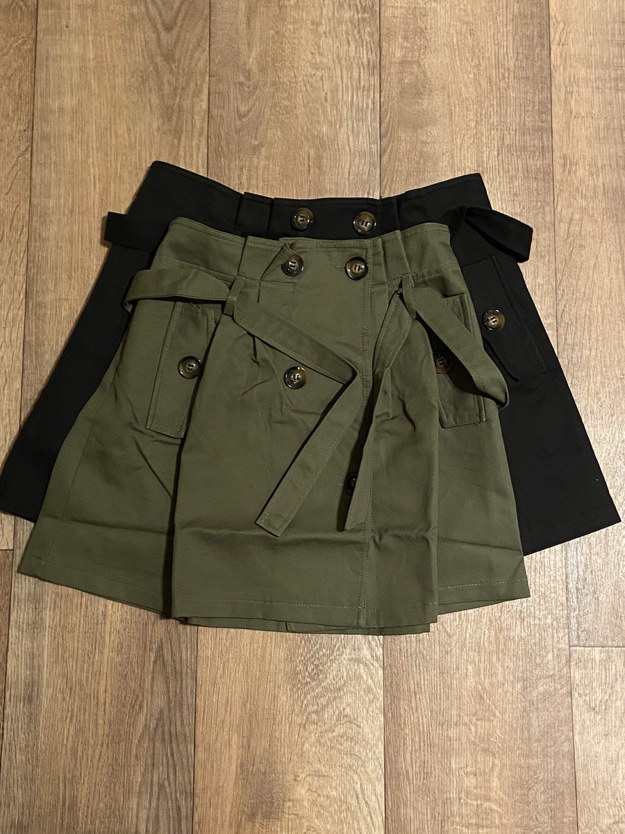 elliecoops22's tweet photo. How annoying is it when you order the a skirt in 2 different colours in the “same size” and they turn up like this @newlook https://t.co/vyArxlpxED