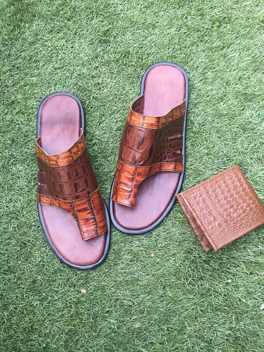 The “chief daddy” gift set 
Leather slide : N15,000
Wallet : N4,000
Belt : N4,000
Box : N2,000
Total ======N25,000

#bespokeshoes 
#lagosweddings #muainlagos #edobride #asoebispecial #lagosbusiness #calabarweddings #lagosfashion #lagosmua #naijastyle #naijacelebrity