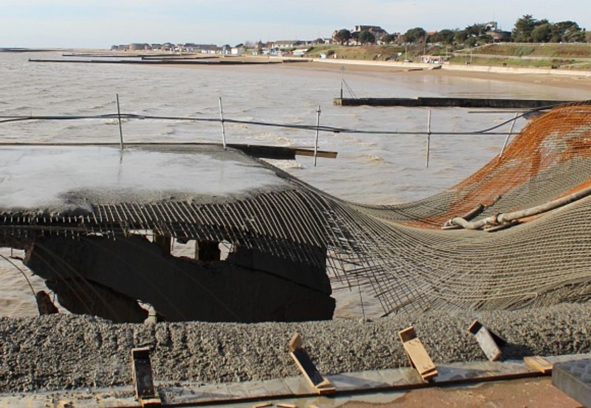 😱 Part of Clacton Pier collapses during concrete pour constructionenquirer.com/2020/02/17/par…