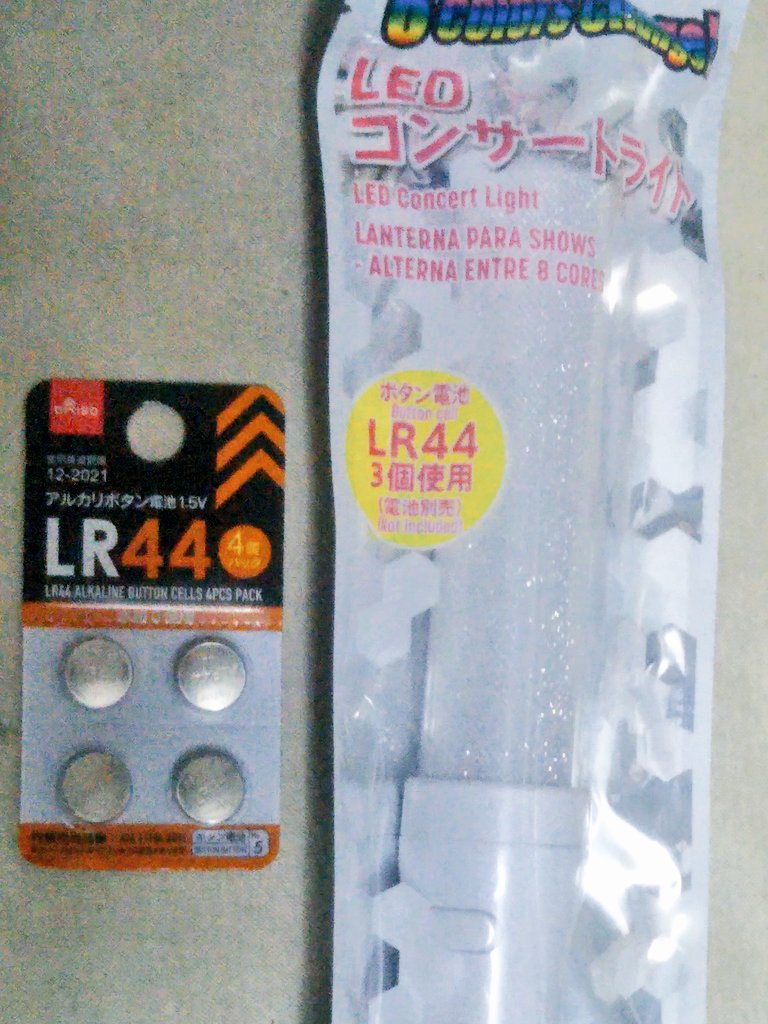 三河屋 ダイソーで300円 税別 8色ペンライト売ってたので買ってみたよ 電池はボタン電池 Lr44x3 別売で 交換 に要ドライバーなので 緊急用に向かないかな チューブは短かめですが取外し可能でなんとルミカと互換性があります キンブレは