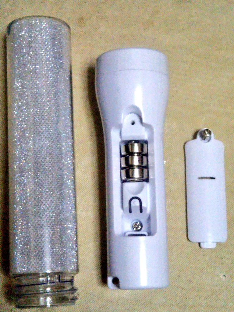 三河屋 ダイソーで300円 税別 8色ペンライト売ってたので買ってみたよ 電池はボタン電池 Lr44x3 別売で 交換に要ドライバーなので 緊急用に向かないかな チューブは短かめですが取外し可能でなんとルミカと互換性があります キンブレは