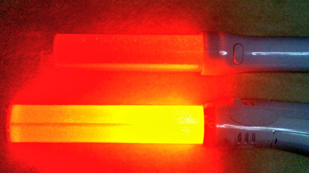 טוויטר 三河屋 בטוויטר ダイソーの300円ペンライト ですが 肝心の明るさはというと 本家ルミカと比べて見れば一目瞭然でこのとおり 同じく激安ペンライトとしておなじみサンキューマートの390円ペンライト 単４x3で12色 とどっこいどっこいかな ただ8色 赤