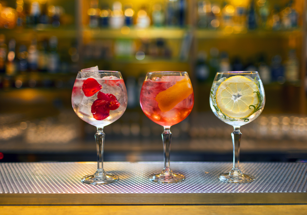 thekeeppub's tweet photo. Our refurb includes our upstairs bar - we are decorating with sumptuous colours, turning into a proper gin parlour! It is the perfect space for private parties and celebrations! #thekeep #ginparlour #guildfordginclub #guildford #cosypub #refurb #castlestreet https://t.co/kdGMBitn9h