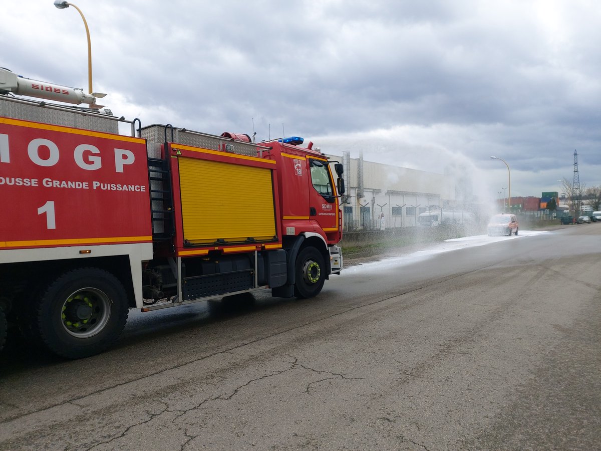 SDMIS69's tweet photo. [MANŒUVRE] 🚒

Aujourd'hui, des SP du #SDMIS de la caserne Villeurbanne-Cusset ont effectué une manœuvre du fourgon mousse grande puissance (#FMOGP) au parc de la Feyssine.
Objectifs ➡️ Rappel théorique des différentes alimentations, test des canons. https://t.co/xpaMkxBRhg