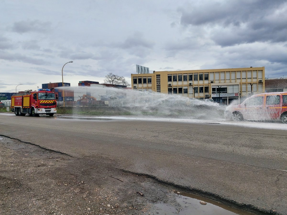 SDMIS69's tweet photo. [MANŒUVRE] 🚒

Aujourd'hui, des SP du #SDMIS de la caserne Villeurbanne-Cusset ont effectué une manœuvre du fourgon mousse grande puissance (#FMOGP) au parc de la Feyssine.
Objectifs ➡️ Rappel théorique des différentes alimentations, test des canons. https://t.co/xpaMkxBRhg