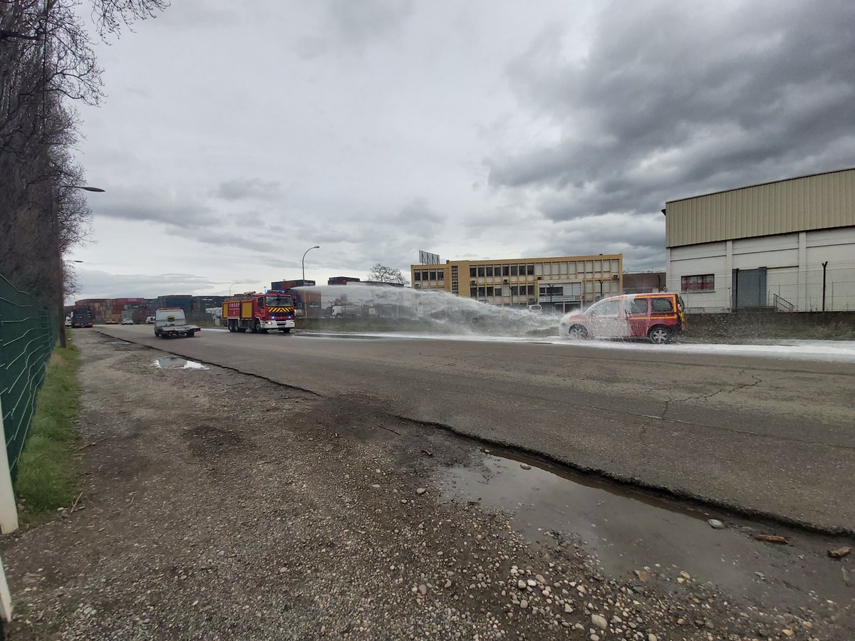 SDMIS69's tweet photo. [MANŒUVRE] 🚒

Aujourd'hui, des SP du #SDMIS de la caserne Villeurbanne-Cusset ont effectué une manœuvre du fourgon mousse grande puissance (#FMOGP) au parc de la Feyssine.
Objectifs ➡️ Rappel théorique des différentes alimentations, test des canons. https://t.co/xpaMkxBRhg