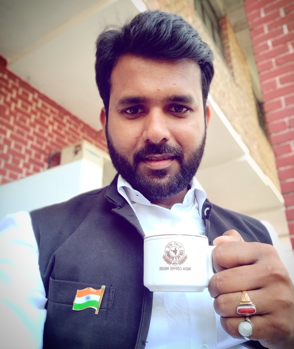 हम ✋
जिन्हें नाज़ है अपने हिन्द 🇮🇳 पर!

जय भारत 🙏

#indianflag #coffee #jnu #selﬁe #indiancoffeehouse #revitalize