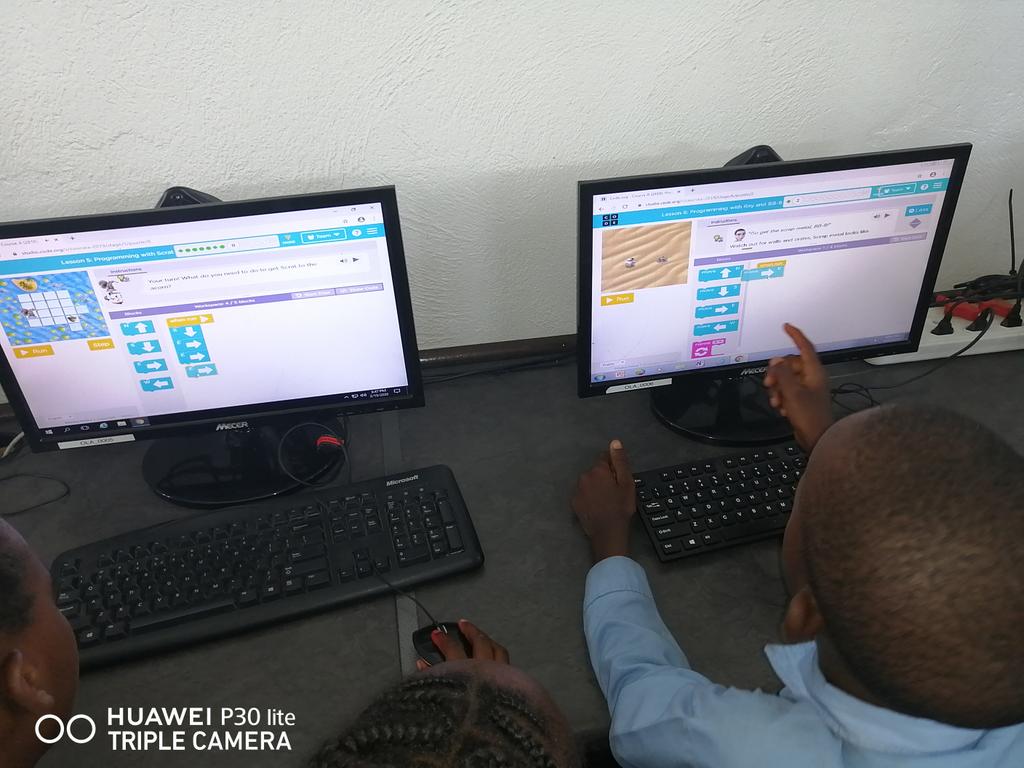 Pearly0428's tweet photo. #OLAPlus #OpenLearningAcademy #ReimagineEducation kids having fun with their first time coding, the excitement in them makes me want to be a kid again @HazyviewDLC  @GwfOnline https://t.co/UiATvl2grD