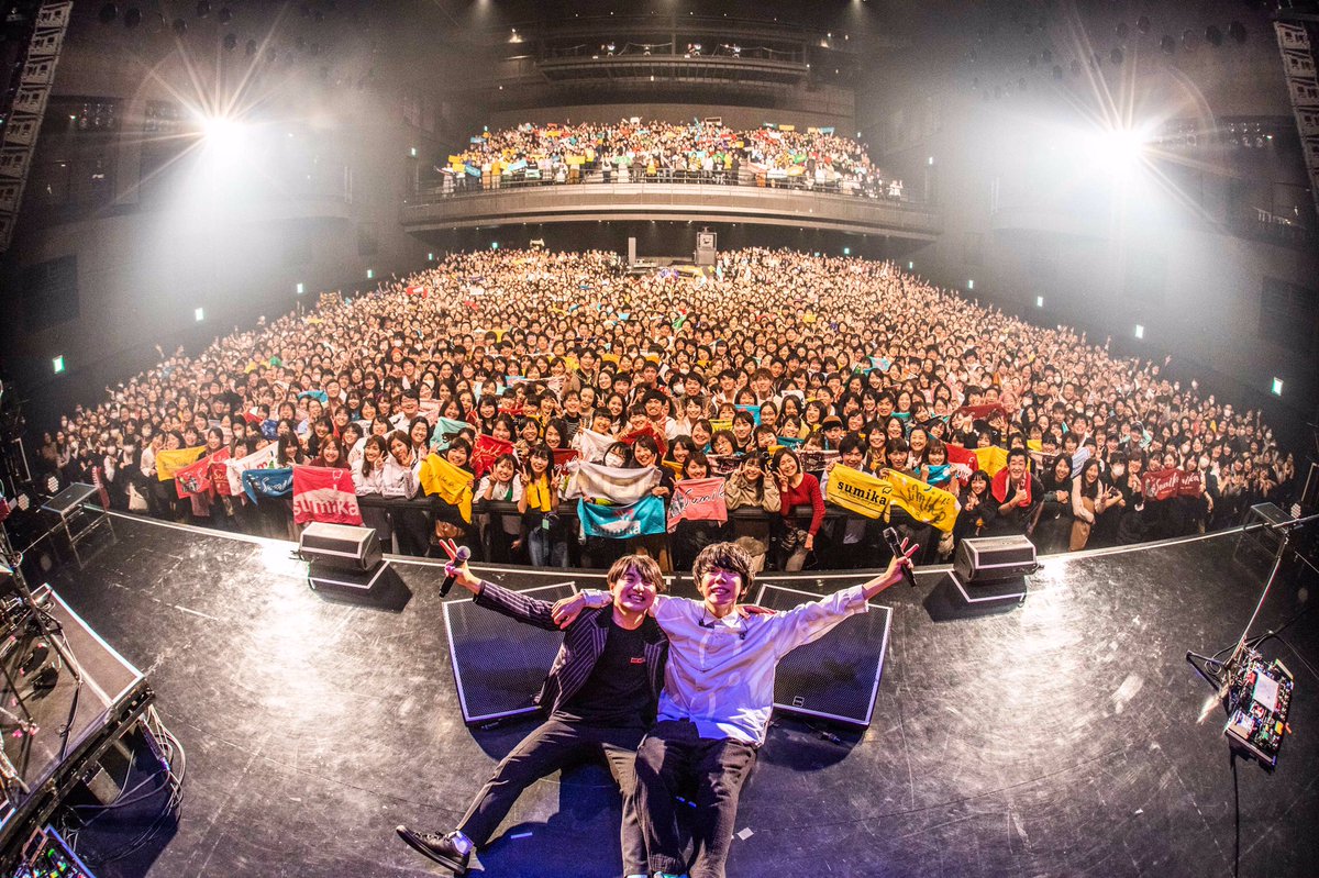 FM802_PR's tweet photo. FM802 MUSIC FREAKS LIVE📻

#FM802 の番組から生まれたイベント🎤

#Official髭男dism と #sumika と会場の皆さんで集合写真📸
FM802 DJ仲間の2人もトークを🎤

ライブ音源は本日2/19 ROCK KIDS 802と2/22 SATURDAY AMUSIC ISLANDS MONING EDITIONでオンエア👇
https://t.co/vzIcbJSh5T https://t.co/y2Ki3d4frE