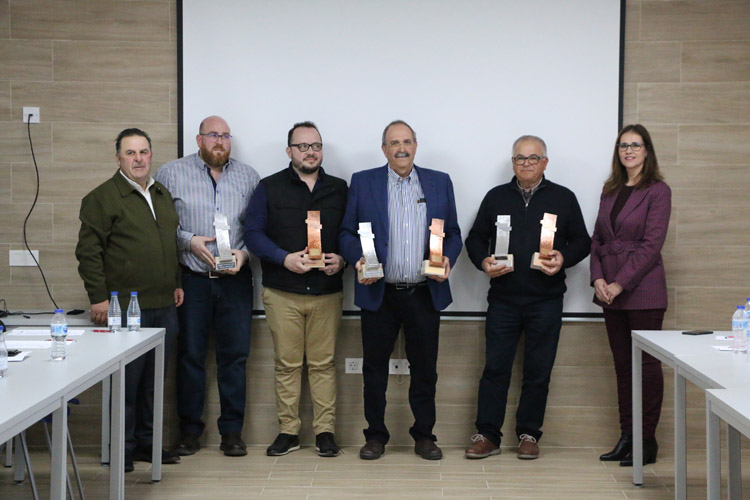 mercolleida's tweet photo. 📰 NOTICIA: MonVac premia a los mejores analistas del mercado vacuno español.
@DehesaGrande @mercamurciainfo @Mercabarna_mb
👉 https://t.co/Nu0W3C8RFc
#Mercolleida #agronoticias #vacuno #MonVac #PronosVac #PronosVac2019 https://t.co/cdf7SU1Kml