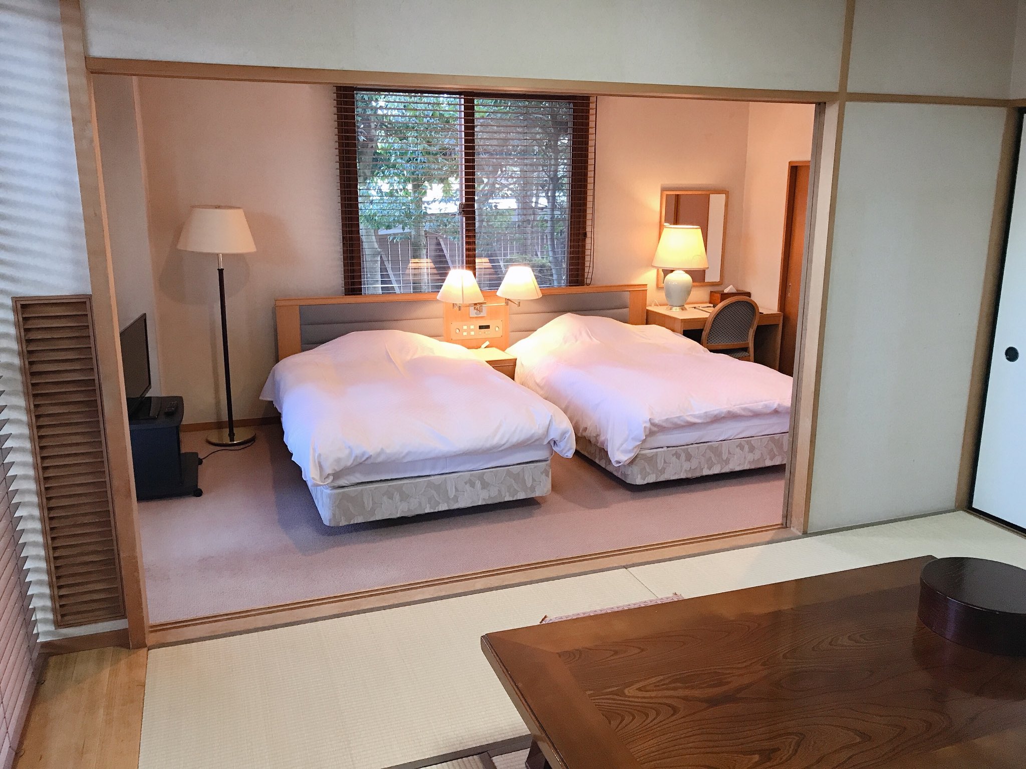 しづみ つるぎ 冬コミ31日東ホール アー51b 初めて和洋室という部屋に泊まりました 広い ベット二つですが一人で泊まってます これで朝晩食事が付いて温泉も付いて9000円はリーズナブル 四季倶楽部 飛騨高山荘 T Co Nenmgp9ij3 Twitter