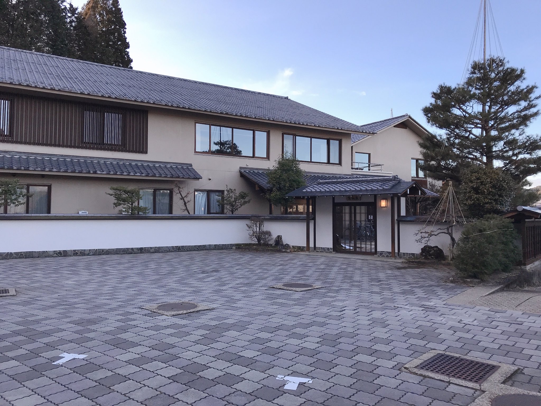 しづみ つるぎ 初めて和洋室という部屋に泊まりました 広い ベット二つですが一人で泊まってます これで朝晩食事が付いて温泉も付いて9000円はリーズナブル 四季倶楽部 飛騨高山荘