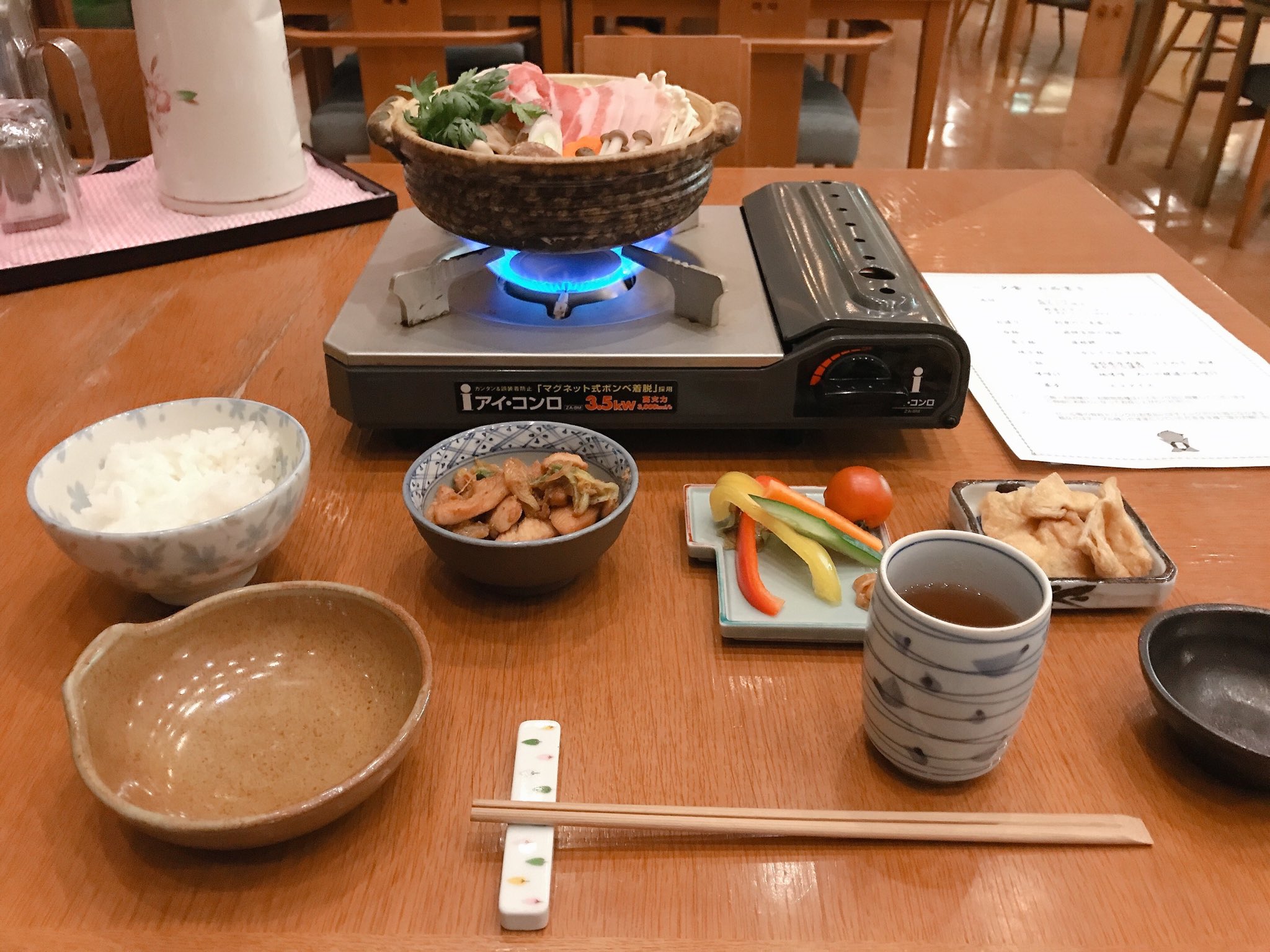 しづみ つるぎ 冬コミ31日東ホール アー51b 初めて和洋室という部屋に泊まりました 広い ベット二つですが一人で泊まってます これで朝晩食事が付いて温泉も付いて9000円はリーズナブル 四季倶楽部 飛騨高山荘 T Co Nenmgp9ij3 Twitter