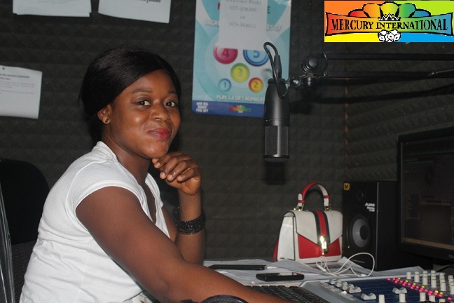 Radiomercurysl's tweet photo. She is back on the #MIC with the Midweek edition of the #LunchTimeRequestHour
On Air & Online... you just don't want to miss #thegoldenvoice, #SholaBello now on #MercuryRadioFM92.1
#www.radiomercurysl.com
#RadioGarden
#MercuryInternational
#SmileEvridae
#SaloneTwitter https://t.co/AR9oWTsDYm