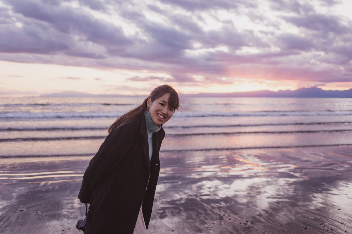 naonaophoto's tweet photo. [Beach walk]
・
1日の始まりと終わりを告げる日の出と夕日が好きだ。
・
In frame: Aina
・
#江ノ島　#夕日　#ビーチ　#砂浜　#散歩　#鵠沼海岸 
#ファインダー越しの私の世界 #レンズ越しの私の世界 
#写真撮ってる人と繋がりたい #phototolife #dailyphoto #単焦点レンズの世界 https://t.co/XfCy17t8A9