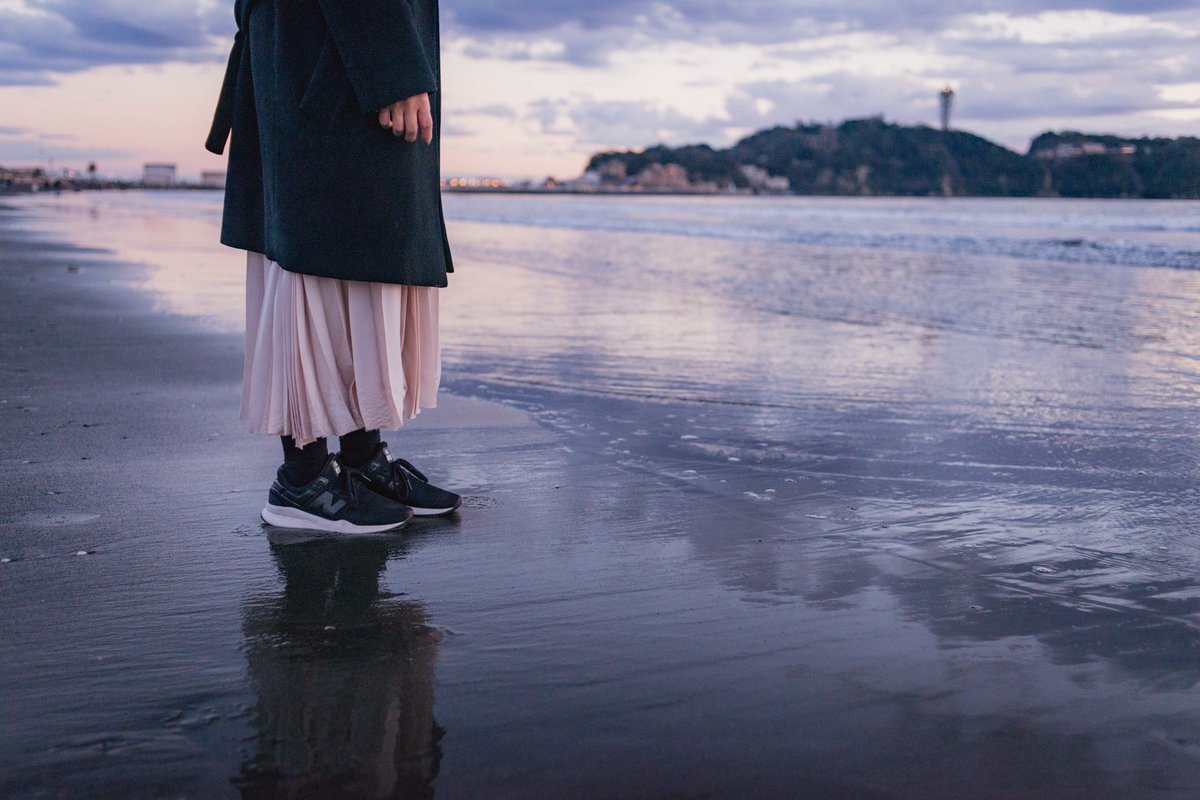naonaophoto's tweet photo. [Beach walk]
・
1日の始まりと終わりを告げる日の出と夕日が好きだ。
・
In frame: Aina
・
#江ノ島　#夕日　#ビーチ　#砂浜　#散歩　#鵠沼海岸 
#ファインダー越しの私の世界 #レンズ越しの私の世界 
#写真撮ってる人と繋がりたい #phototolife #dailyphoto #単焦点レンズの世界 https://t.co/XfCy17t8A9