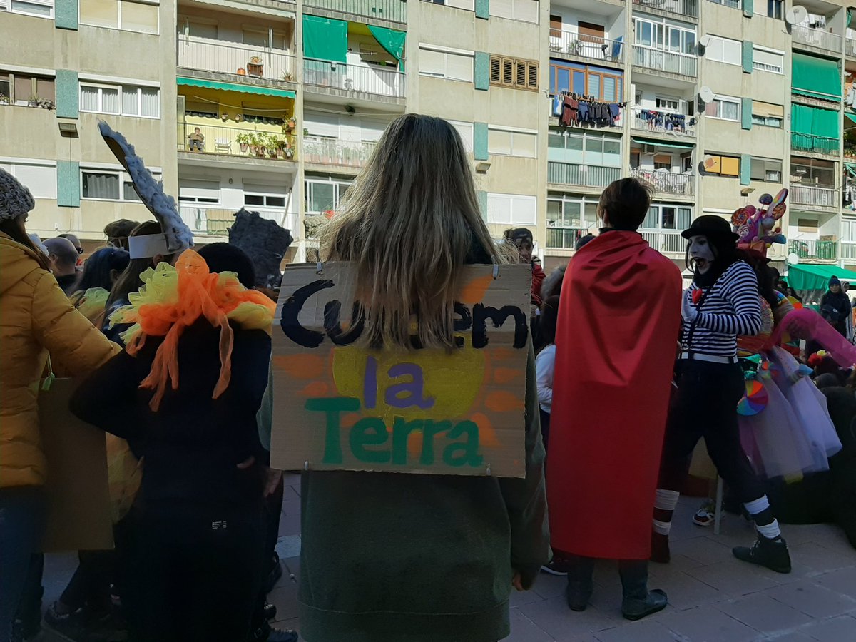 Susolopez's tweet photo. No és #CarnavalBCN si les escoles de la #ZonaNord @Bcn_NouBarris no surten al carrer i fan la seva rua #EducArtS! Avui ho han fet amb nivell 🔝 de creativitat a les disfresses i molts clams a lluitar contra el canvi climàtic #PlaDeBarris  #EmergènciaClimàtica https://t.co/JaWaP657Aj