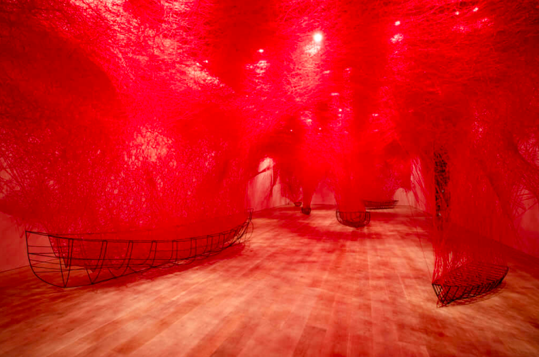 Red Threads of the Soul.
Artist: Chiharu Shiota. 
Photographer: Sunhi Mang.

pen-online.com/arts/chiharu-s…

#art #JapaneseArtists #JapaneseArt #Japan #red #MoriArtMuseum #colour