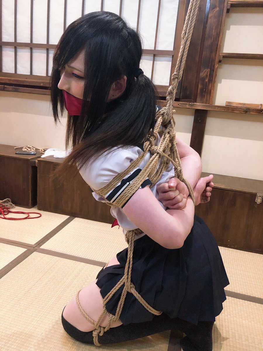 少 し 前 に 縛 ら れ て き ま し た.後 ろ 手 に 縛 ら れ た 手 首 と 横 顔.緊 縛 猿 轡 猿 ぐ つ わ 縄 縛 り セ-ラ...