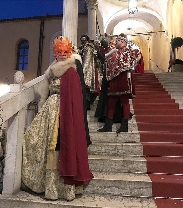 Durante il Carnevale degli Este, solitamente potete ammirare i figuranti della Corte Ducale affacciati allo Scalone Monumentale di Piazza Municipale.
.
scatto di <a href="/skynet70/">Barbara Lunghi</a> .
.

#CarnevaledegliEste #carnevalerinascimentale #paliodiferrara #comunediferrara… ift.tt/2V1wrlT
