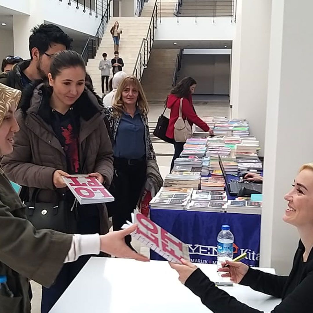 YEMKitabevi's tweet photo. Ece Ceylan Baba, Antalya Bilim Üniversitesi’nde “YEM Kitabevi Yazar Söyleşileri” kapsamında verdiği konferans sonrası kitaplarını imzalıyor.
#yemkitabevi #yemkitabevicom #yazarsoylesileri #ececeylanbaba #antalya https://t.co/ge4uWk6Cc2