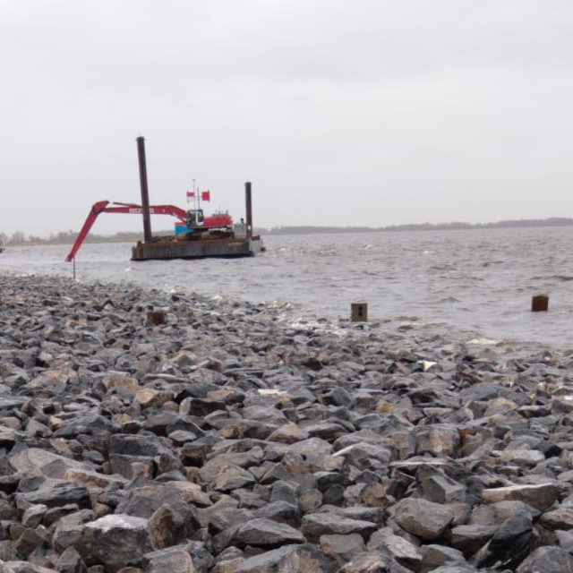 Voor de dijk in Rijnsaterwoudsepolder @rijnsaterwoude is maar liefst 20.000 ton aan stortsteen aangebracht. Al die stenen zijn bedoeld om het water dat opstuwt vanaf het Braassemermeer bij westenwind te breken. #hohohoogwater #dijken #dijkverbetering