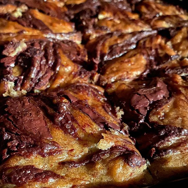 Freshly baked chocolate banana bread - vegan &amp; non vegan recipes below 🍫🍌
📸 @alicethatcj
.
Vegan 🌱 
2 cups mashed ripe bananas
1/4 cup vegetable oil
1 tsp baking soda
1/2 tsp baking powder
1 pinch of salt
1/2 cup brown sugar
1 tsp vanilla extract
1 1… ift.tt/39O85QO