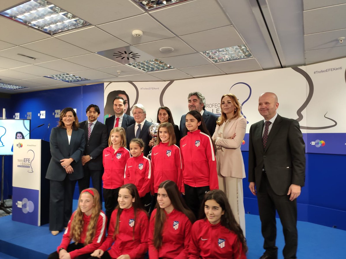 EFEdeportes's tweet photo. #DirectoEFE | Enrique Cerezo, José Manuel Rodríguez, Kenti Robles, Luis Villarejo, entre otros, y una foto de familia con las futuras estrellas del Atlético de Madrid #TrofeoEFEKenti https://t.co/CzskFyfQU5