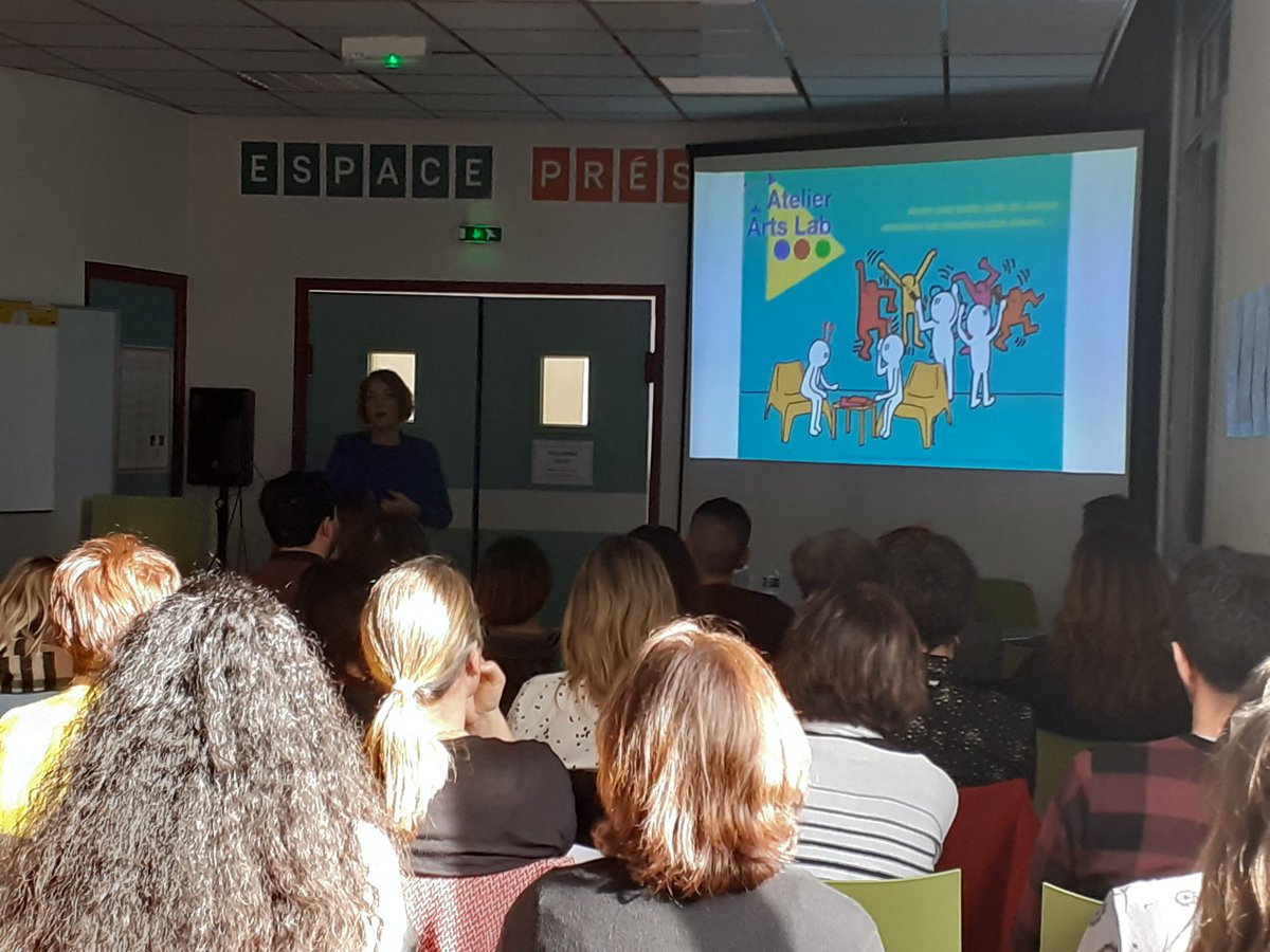 PhilMillet's tweet photo. #ConfFailletBara au tour de @MarBara83 de présenter son #ArtsLab qu'elle a mis en place au collège La Marquisane à #Toulon : une salle avec des espaces différents : agira, atelier modulable et espace créatif , pour favoriser aussi la #collaboration https://t.co/CZwlGsymU9