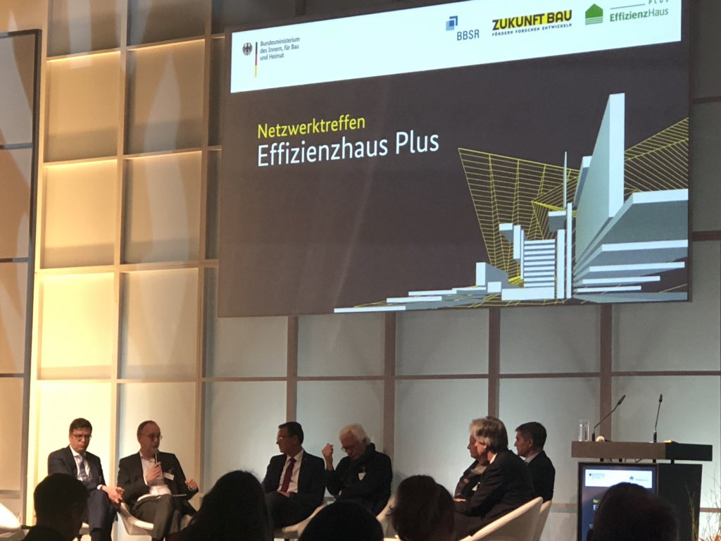 SOLARIMO_DE's tweet photo. In der Abschlussdiskussion des Symposiums #EffizienzhausPlus spricht sich @gedaschko vom @GdWWohnen deutlich für eine Änderung der Regulierung für #Mieterstrom aus, damit die Gebäude in D klimaneutral werden können #bautec https://t.co/6dJ6Mf8BHh