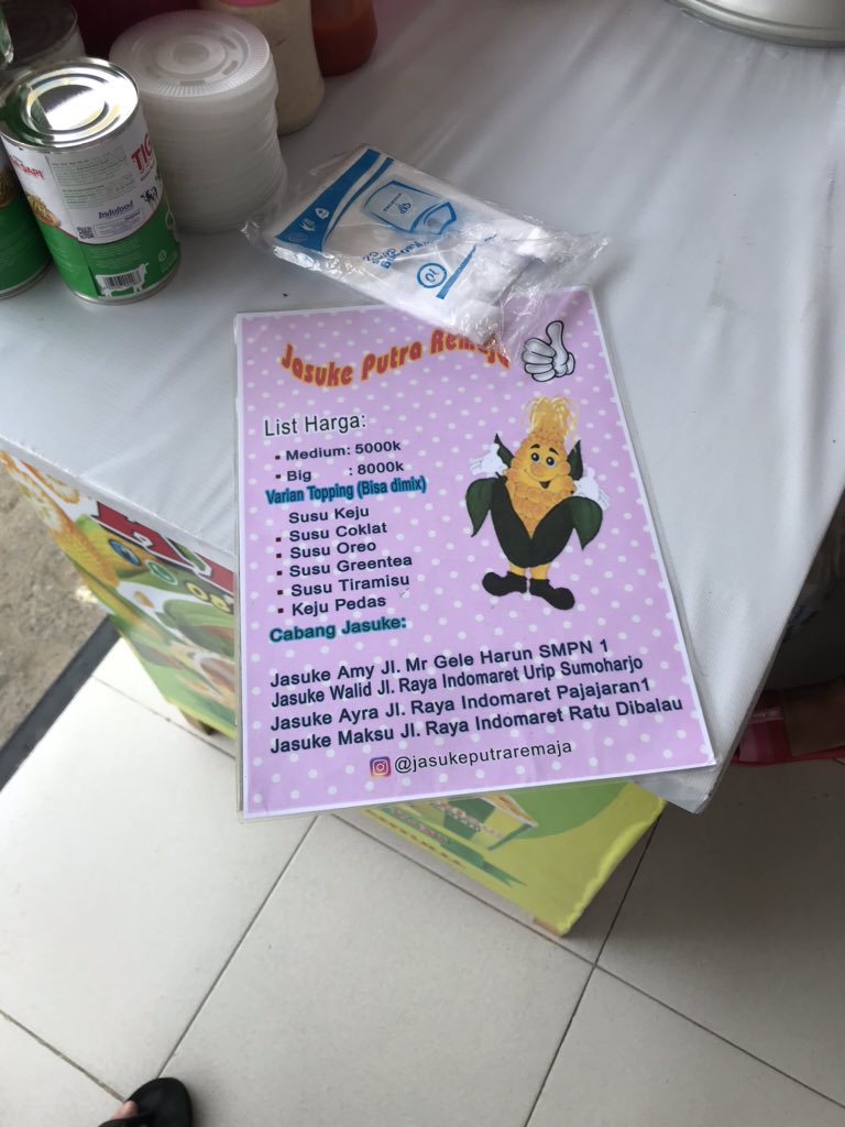 absurdprobs's tweet photo. Positif thinking aja, siapa tau harga dari segelas mediumnya buat modal buka lahan jagung. https://t.co/MostuiJ7SG