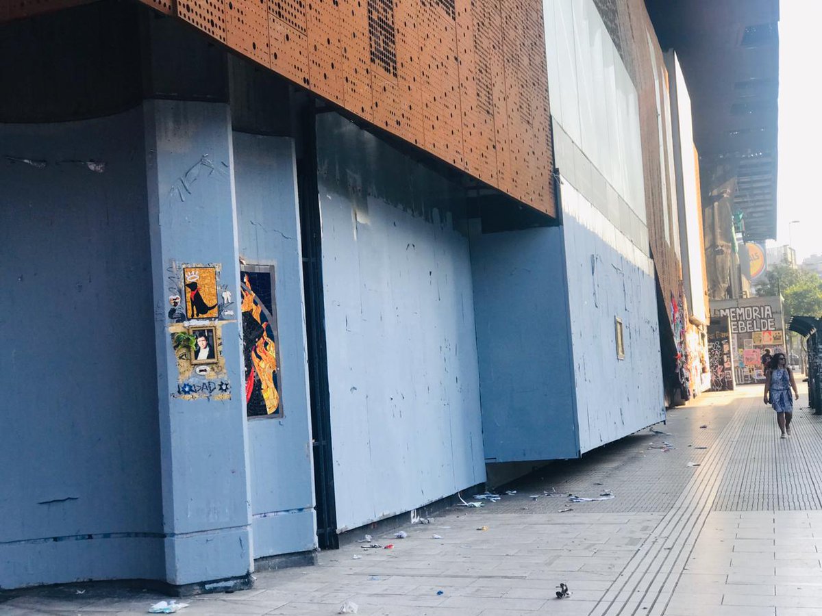 #Declaramos Hoy, nuestra fachada amaneció intervenida con pintura en calle Alameda, borrando toda expresión artística callejera. Esta intervención no fue autorizada ni gestionada por GAM, no recibimos notificación de ninguna entidad y desconocemos la procedencia del acto (sigue).