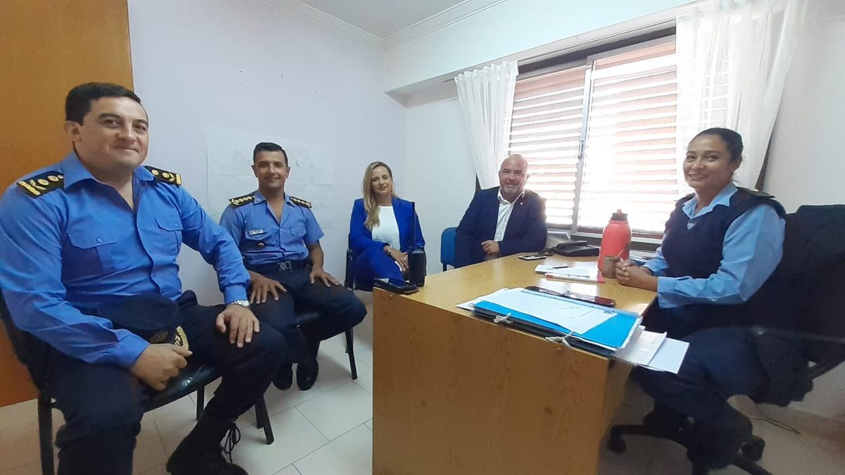 TWMunicipalidad's tweet photo. Este martes, se reunieron la Concejal Lorena Alcalá con  jefes policiales en la comisaria de la mujer de Trelew, con el objetivo de incorporar educación sobre perspectiva de género en la currícula policial. Más información en https://t.co/wS9J8JMbMV
#TWNuestraCiudad https://t.co/HI9c00eo3O