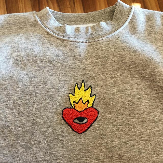 ClotisPotis's tweet photo. Sudadera para mi amiga Nani 💕 compartimos esa conexión mágica con la música de @muerdomusica e imposible representarla mejor que con el maravilloso corazón de @ricardocavolo ¡Ahora la quiero para mi! 😖 https://t.co/ihYIZYriYt
