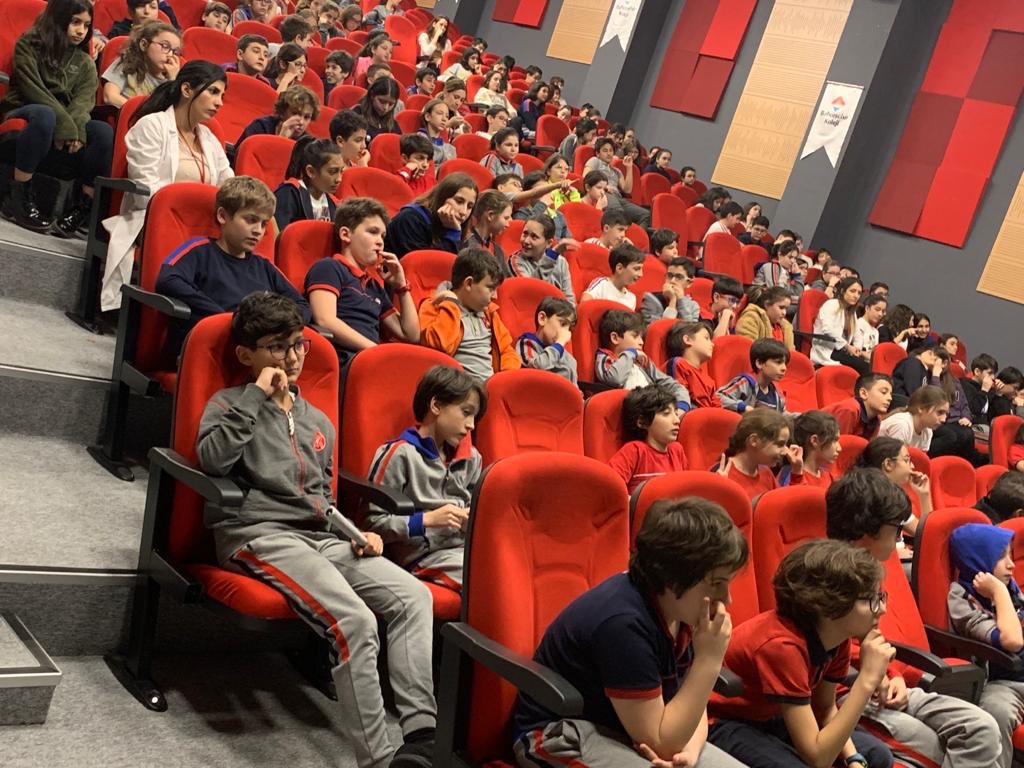 Europe Education Genel Müdür Yardımcısı - Uluslararası İlişkiler ve Öğrenci İşleri Müdürü Nadia Ventura, Halkalı ve Atakent Tema Kampüslerimizde Ferrari ve Ducati programı ile ilgili sunum yaparak öğrencilerimizin sorularını yanıtladı.