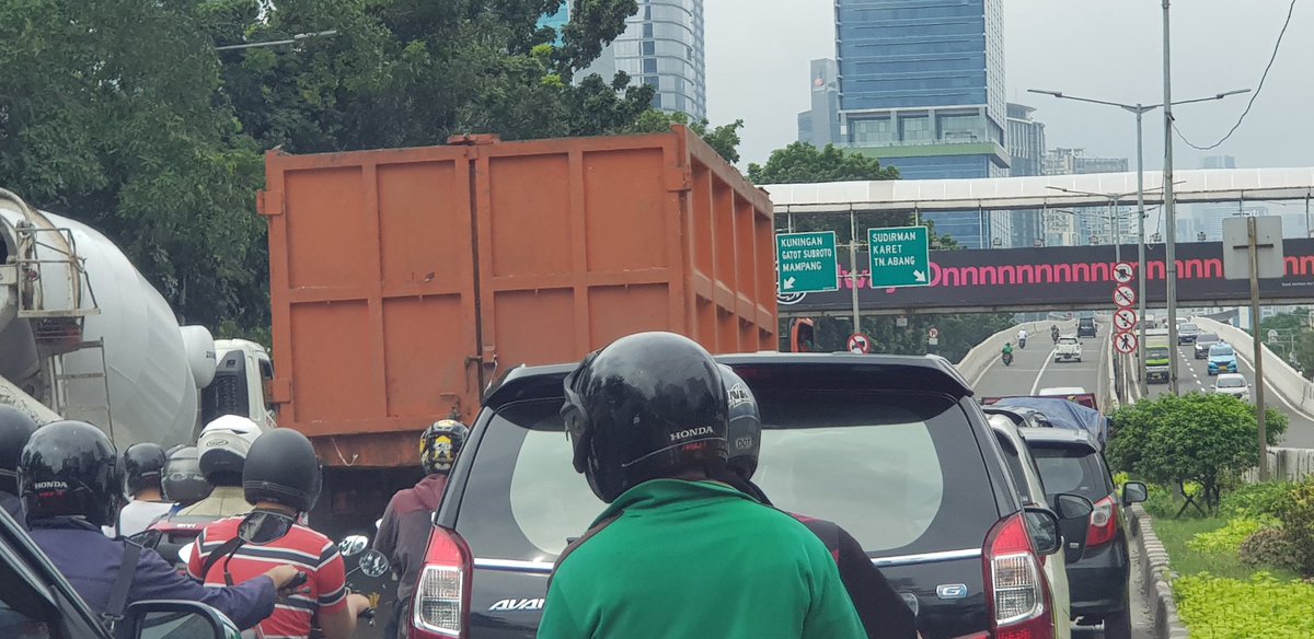 wnug's tweet photo. Macet parah sepanjang Kasablanka akibat galian @pln_123 yang jorok dan tak kunjung selesai. Gak ada @DishubDKI_JKT yg atur jalan, mau naik flyover gak bisa, jalanan ketutup  sama yg suka nyerobot. Pak @aniesbaswedan dan @DKIJakarta, tolong tertibkan dan tindak tegas ya, please... https://t.co/K5YiGHMDci