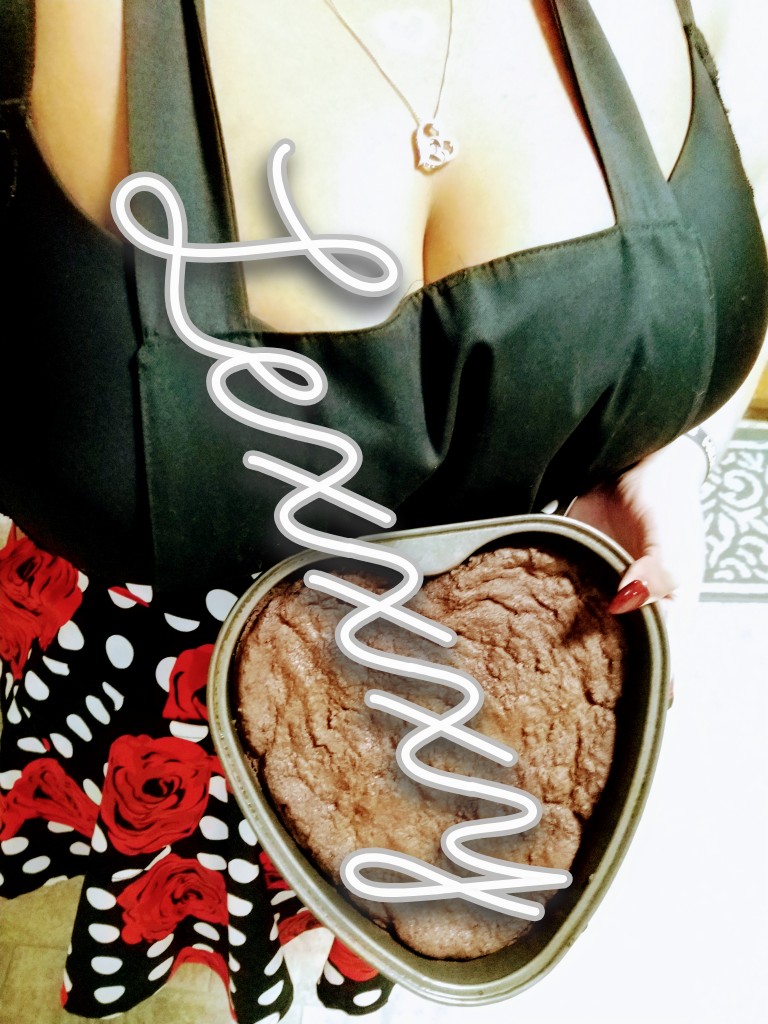 SexxxyLexxxyRed's tweet photo. Good morning ♥️s!!!! I hope you all have amazing days& accomplish a lot no matter what it is! Even accomplishing a self care day is important because you are😘
#Lexxxy #BBWCooking #p59861 #SexyApron
@SWRTxxx @PrivateDelights @LexyMetzger https://t.co/R7iU49ePJz