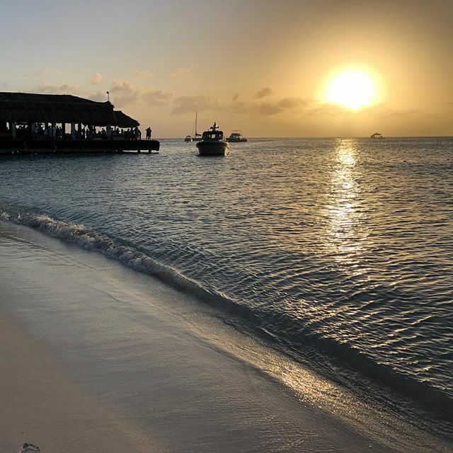 EdCreed's tweet photo. Beautiful sunset in Aruba. https://t.co/KjGysZeW9m https://t.co/foJRwLDLZb