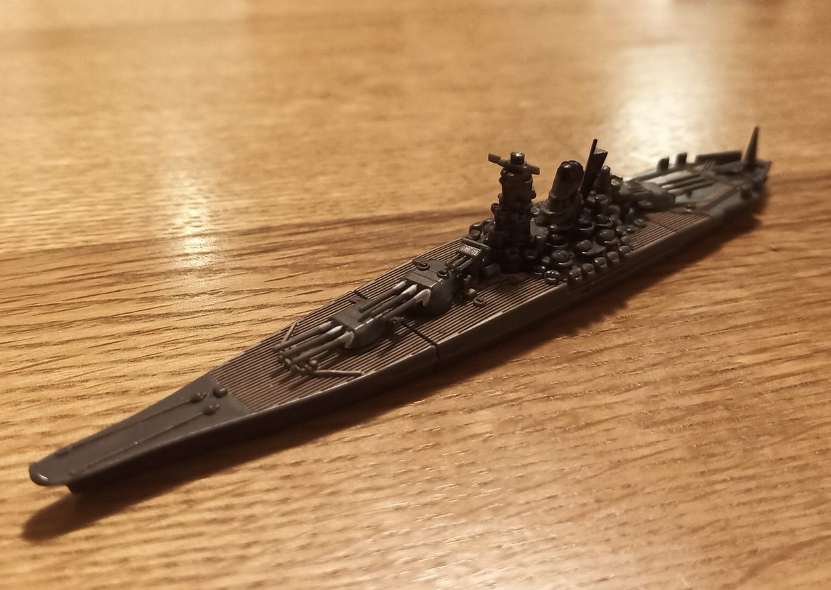 すけぽん タカラトミーアーツの洋上模型 連合艦隊コレクションの武蔵を入手しました 主砲にちょっと色を塗って スミ入れ筆ペンでちゃちゃっと汚しを入れただけで この凄さ Ipad Miniに海の動画を流して載せるとピッタリサイズ ガチャ タカラトミー