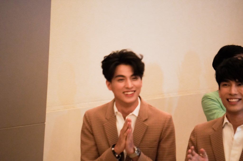 YgulfY's tweet photo. ยิ้มมาแต่ไกลเลยลูกกกก
@gulfkanawut 
#LINETVAWARDS2020
#GulfKanawut https://t.co/5Bfe1dZwAG