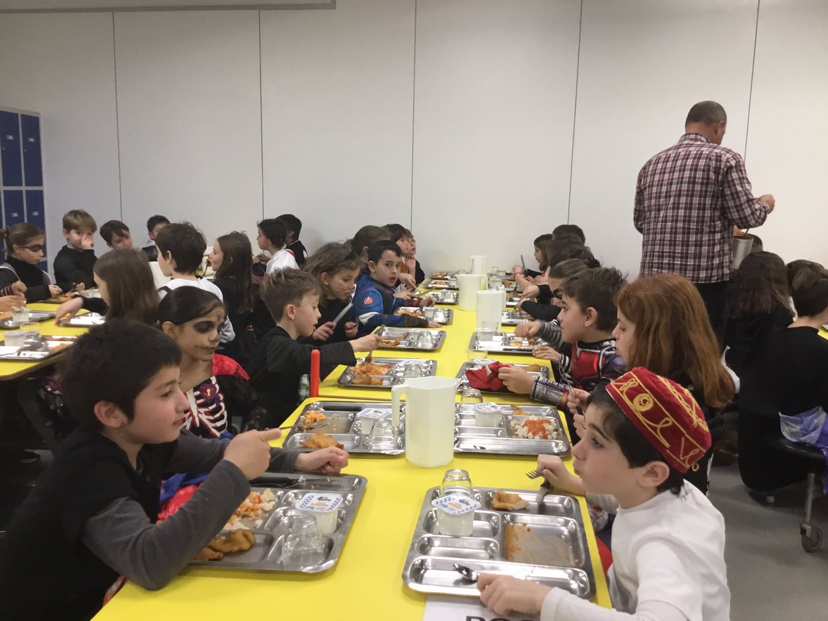 escolasadako's tweet photo. Aquesta setmana a @escolasadako mana el rei Carnestoltes, i avui ha manat venir amb una disfressa a l’escola!
#CapsComunicacioSDK https://t.co/uCdNUx7LTy