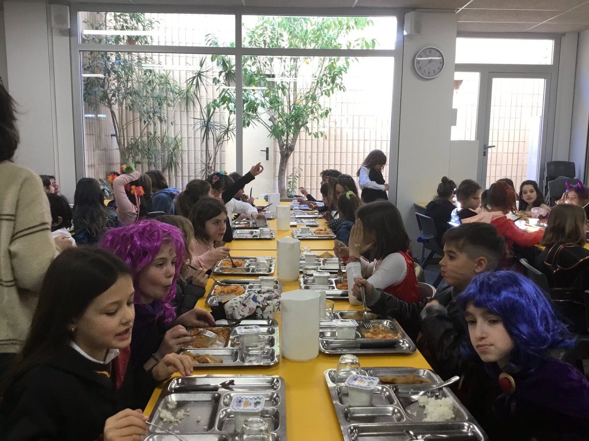 escolasadako's tweet photo. Aquesta setmana a @escolasadako mana el rei Carnestoltes, i avui ha manat venir amb una disfressa a l’escola!
#CapsComunicacioSDK https://t.co/uCdNUx7LTy