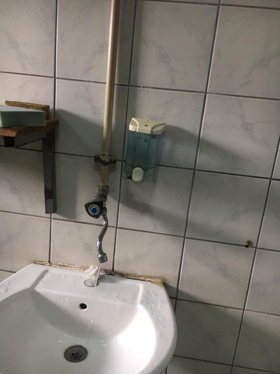 Albrie5's tweet photo. Brezi i mjekëve të ardhshëm në shkollën e mesme teknike “Nace Bugjoni” në Kumanovë  rrezikohen nga virusët e ndryshëm si rezultat i mungesës së sapunëve
Kur ata që do ti shërbejnë qytetarëve sëmuren, atëherë ku është katandisur shëndetësia?
#nosoap #skasapun #nemasapun #YJN https://t.co/V6tDjI6npq