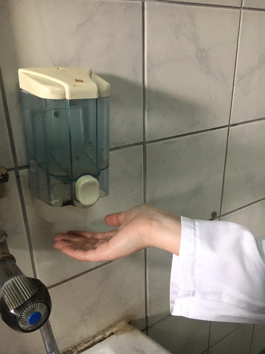 Albrie5's tweet photo. Brezi i mjekëve të ardhshëm në shkollën e mesme teknike “Nace Bugjoni” në Kumanovë  rrezikohen nga virusët e ndryshëm si rezultat i mungesës së sapunëve
Kur ata që do ti shërbejnë qytetarëve sëmuren, atëherë ku është katandisur shëndetësia?
#nosoap #skasapun #nemasapun #YJN https://t.co/V6tDjI6npq
