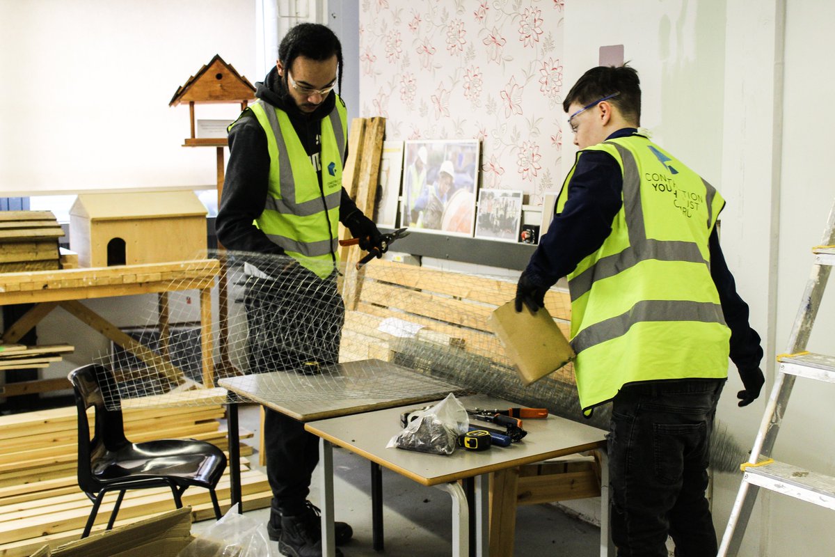 ConstructionYT's tweet photo. Day 6 of our #BuddingBuilders programme is in progress! Our young people are having a blast completing a practical carpentry project creating bird boxes for the new paper garden in #CanadaWater @global_gen #construction #careers #Mabinty https://t.co/4YdPeRstGX
