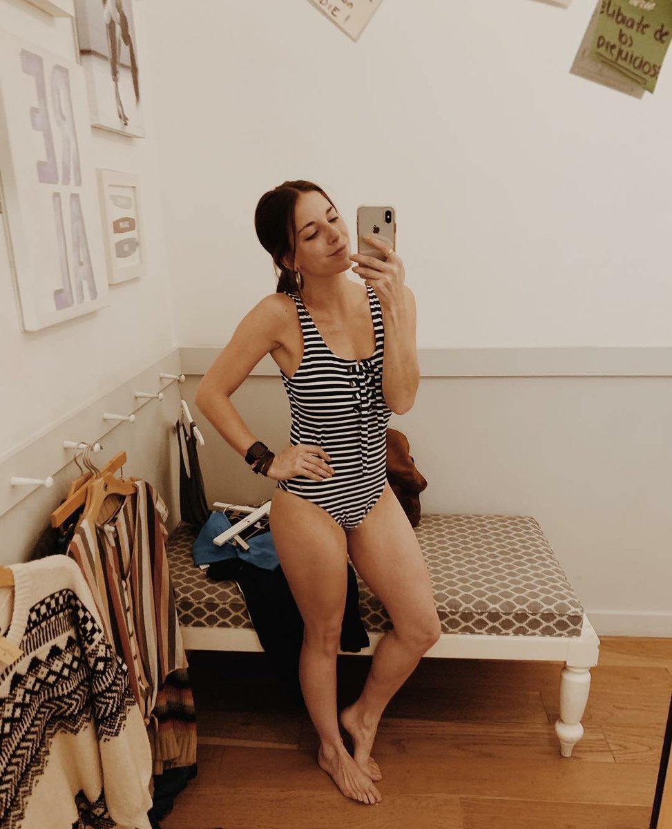 maca_miguel01's tweet photo. Empieza a salir él sol y yo decido que es verano 😂 y lo mejor de todo es que ya llegó una de mis temporadas favoritas de #Aerie. Amo lo setentera que esta la nueva colección de trajes de baño. https://t.co/27EG4OcyzS