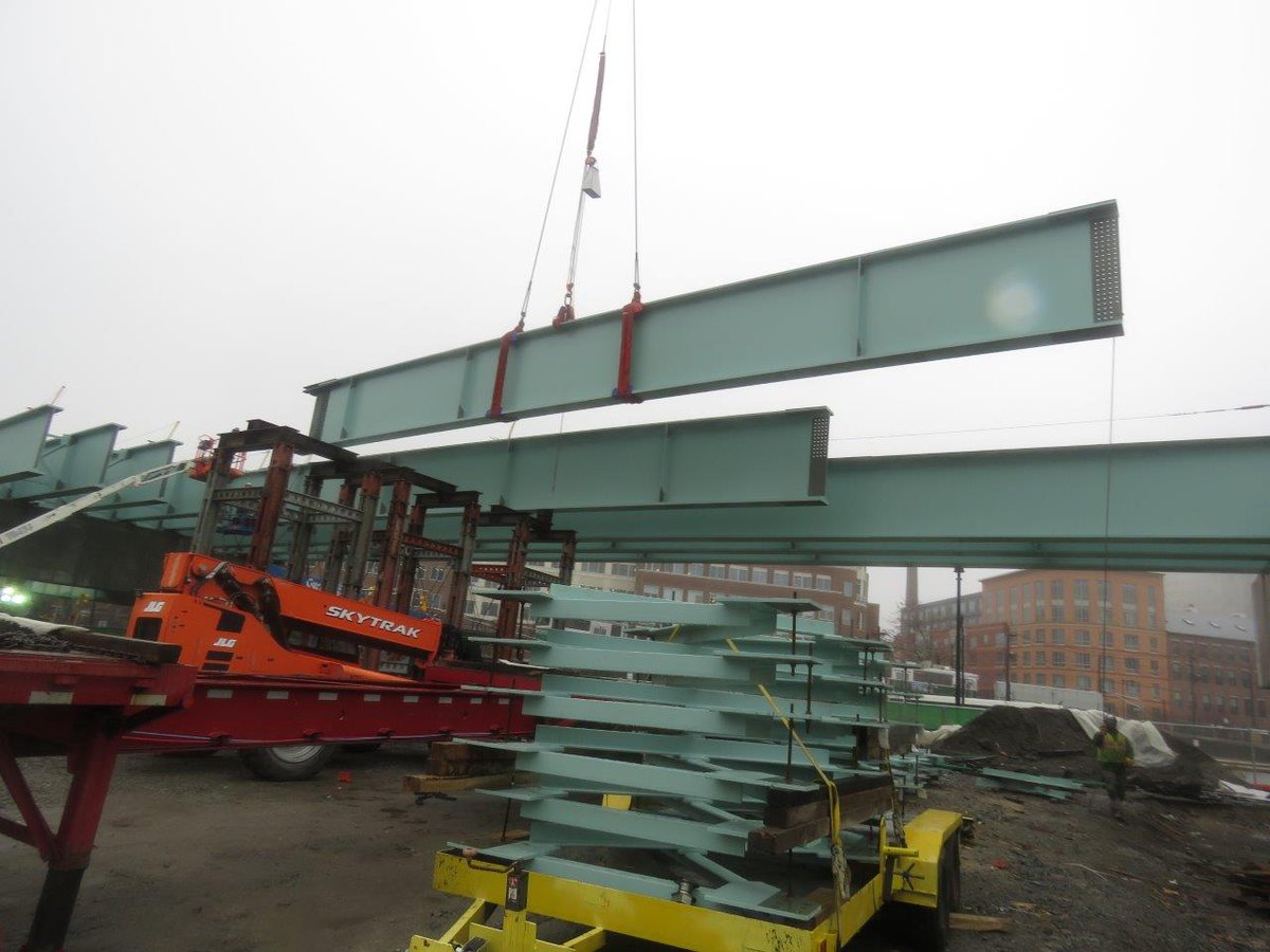 MassDOT's tweet photo. #GreenLineExtension: check steel beam placement work near the future new @MBTA #Lechmere Station. https://t.co/bRrbVFYye5 https://t.co/rlTfYn0EiT
