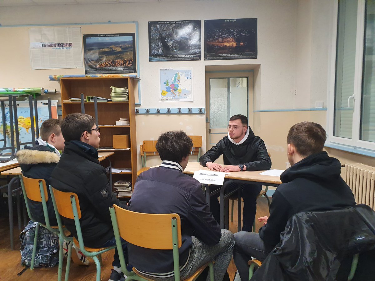 FougeresJA's tweet photo. Les 4èmes et 3èmes du collège ont participé à un Forum des Métiers. Il s’agissait de rencontrer près de 15 professionnels tous de secteurs différents dans le but de découvrir différents métiers mais aussi de se faire une idée des études nécessaires pour certaines professions. https://t.co/1XFZdvLpJs